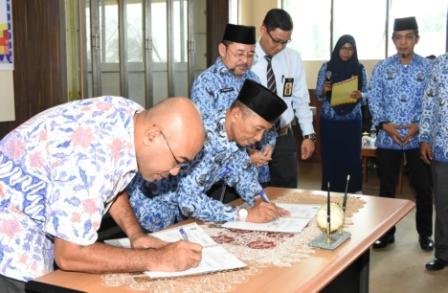 Kepala Bapenda Bengkalis Imam Hakim dan Kepala Cabang BNI Dumai, Ajar Prabowo teken perjanjian kerja sama terkait penyediaan layanan, Rabu (17/7/2019). Foto rtc